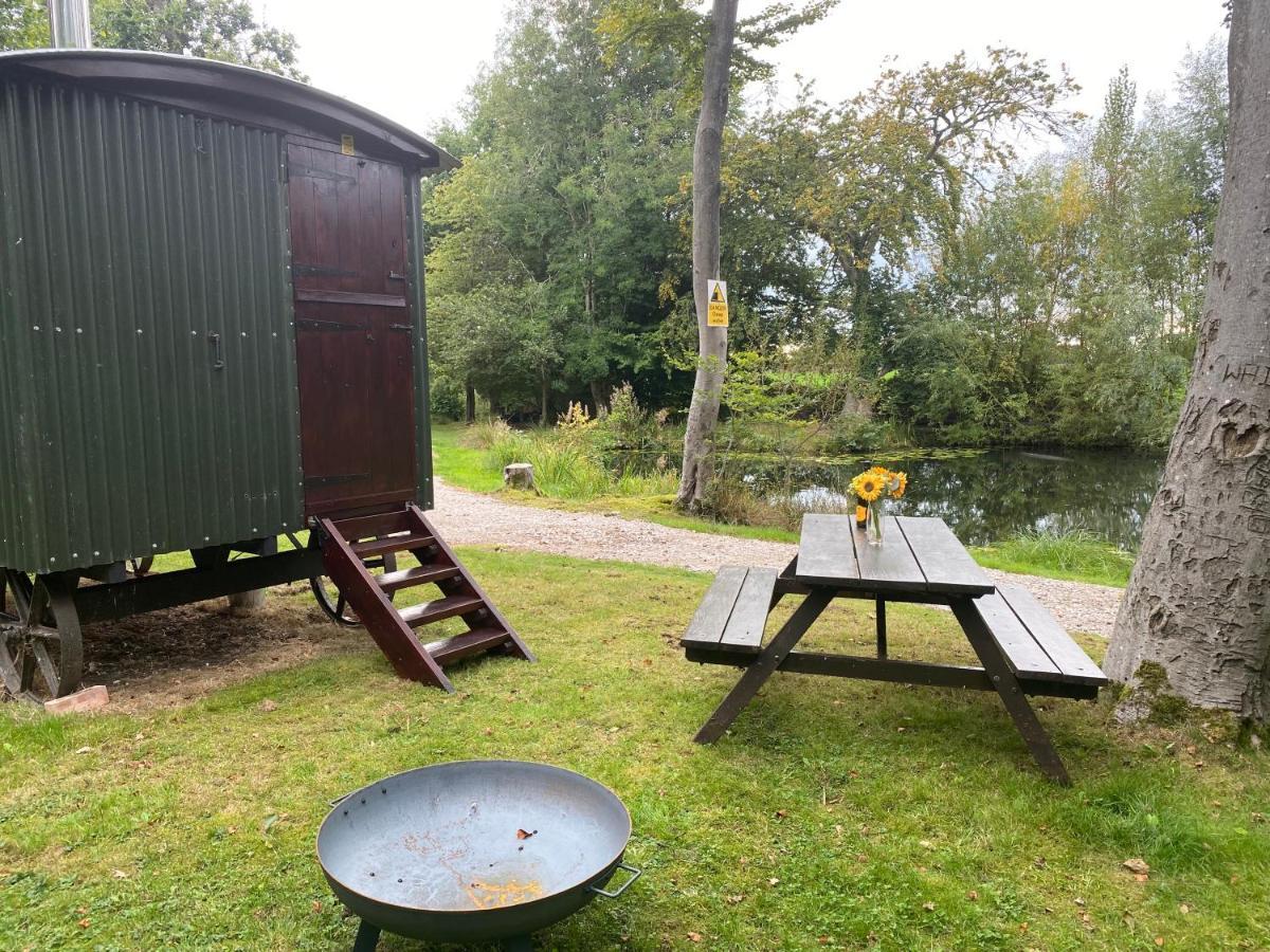 The Shepherd'S Hut - Wild Escapes Wrenbury Off Grid Glamping - Ages 12 And Over Baddiley Экстерьер фото