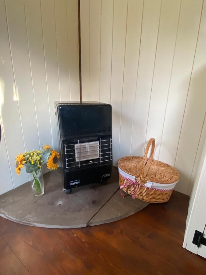 The Shepherd'S Hut - Wild Escapes Wrenbury Off Grid Glamping - Ages 12 And Over Baddiley Экстерьер фото