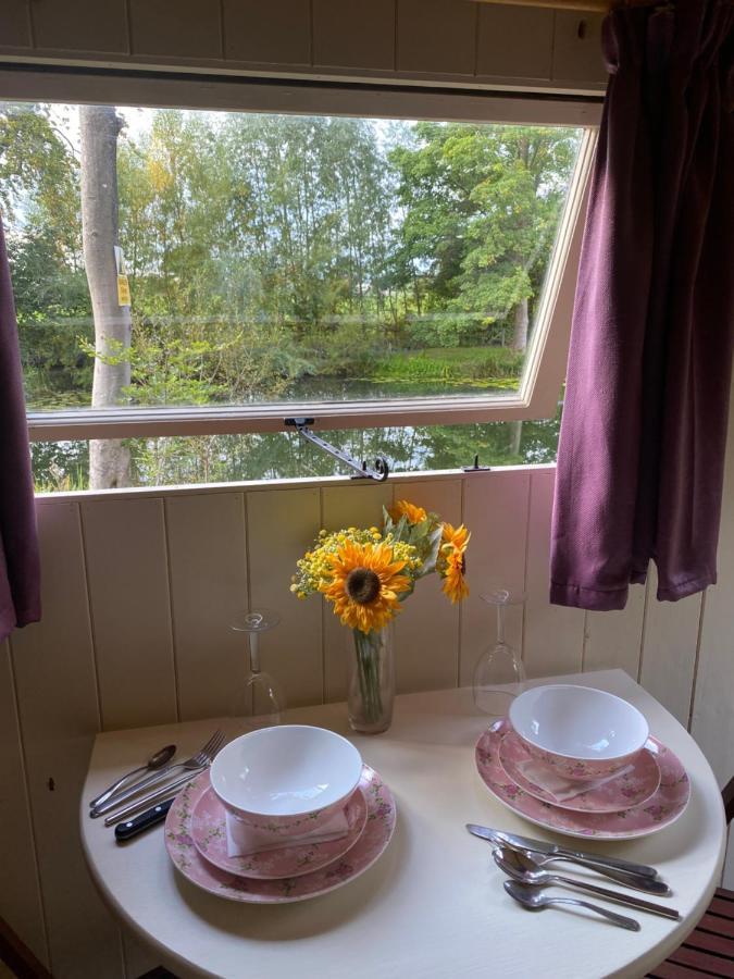 The Shepherd'S Hut - Wild Escapes Wrenbury Off Grid Glamping - Ages 12 And Over Baddiley Экстерьер фото
